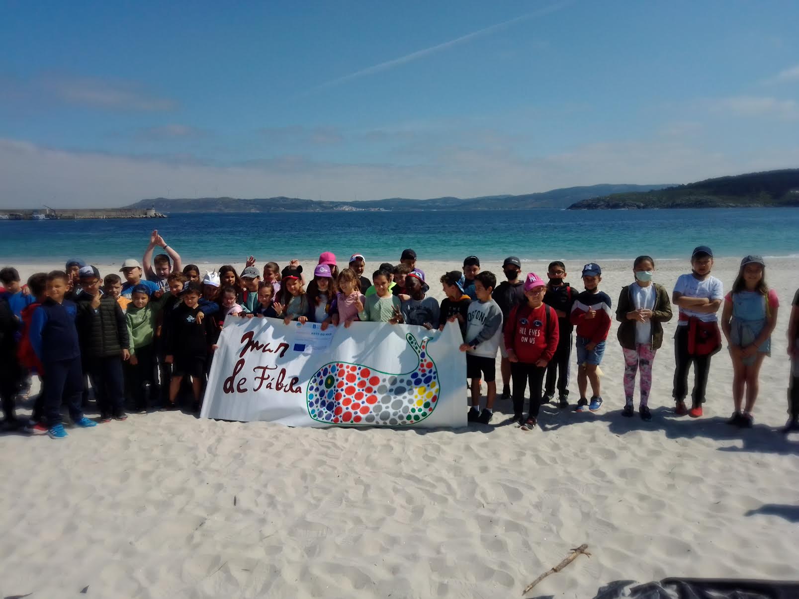 Os nenos da escola limparon a súa Praia de Laxe