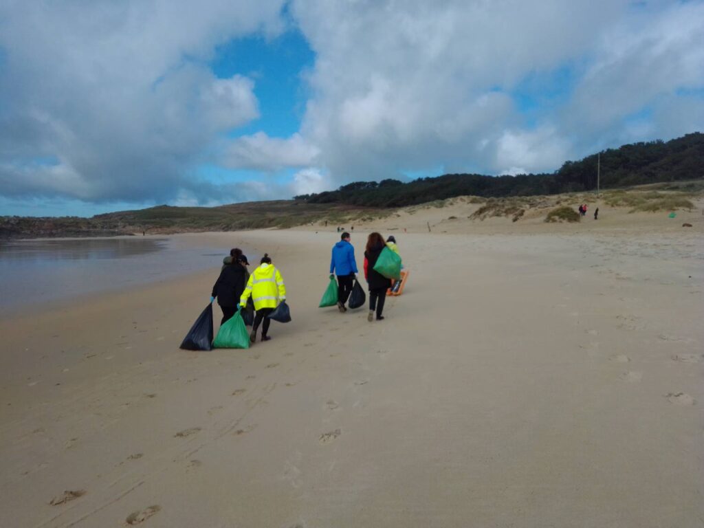 Limpeza De Lixo Mariño Na Praia De Doniños 1