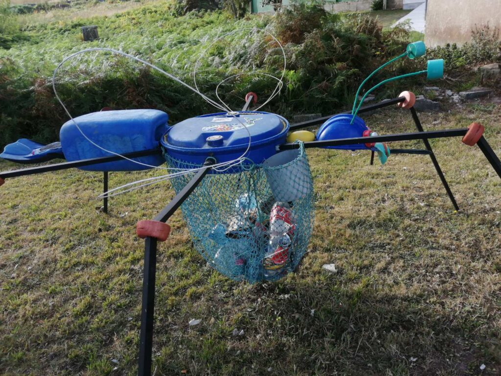 Papeleira feita con lixo mariño