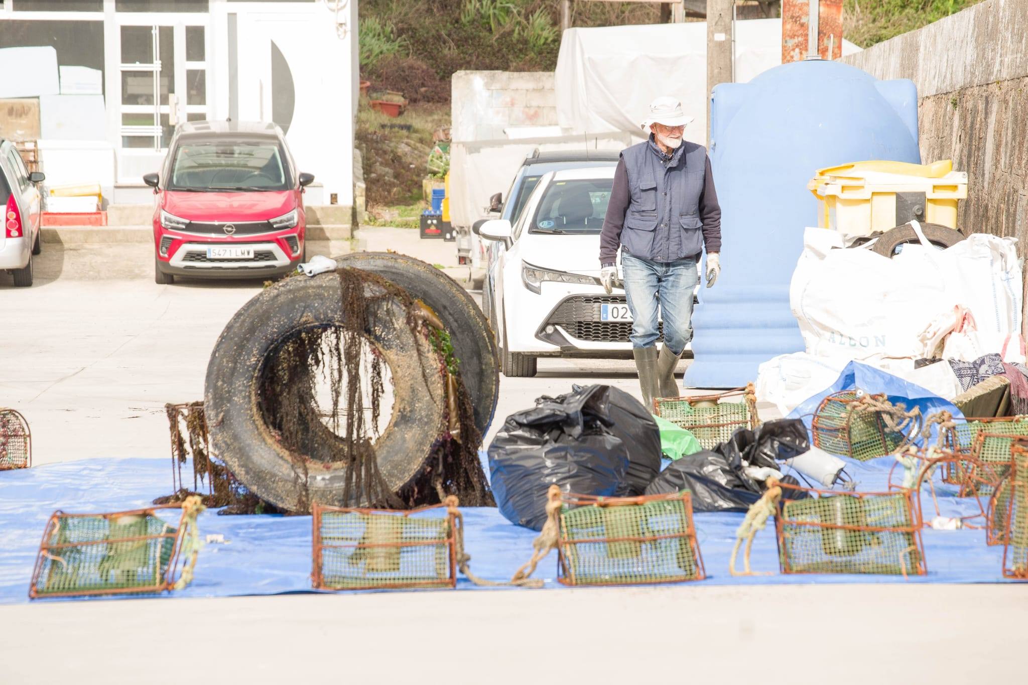 Limpeza dos fondos do Porto de Camelle