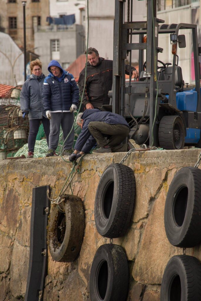 Limpeza dos fondos do Porto de Camelle